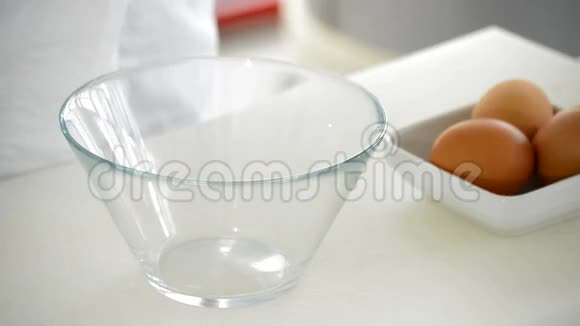 在玻璃碗里吃鸡蛋视频的预览图