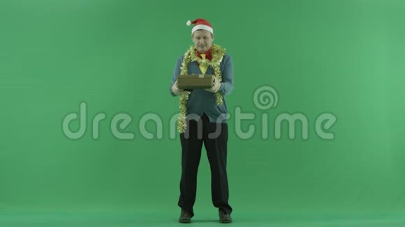 成人照圣诞礼物绿色彩色钥匙背景照片视频的预览图