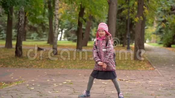 在学校学习之后带眼镜的女学生在公园跳舞放学后在公园里休息一分钟视频的预览图