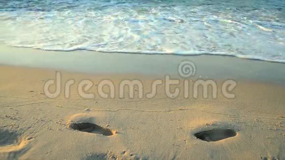 海浪的边缘海中有人沙的痕迹视频的预览图