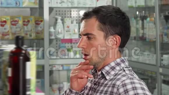 帅哥在药房检查商品出售视频的预览图