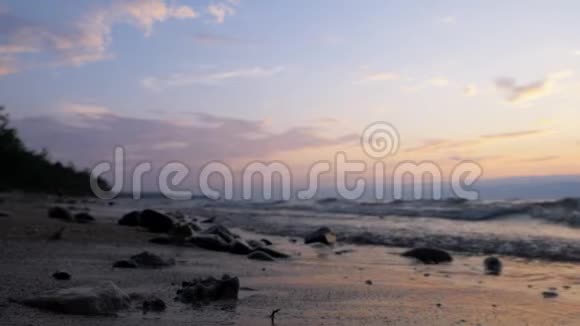 美丽的日落在海边一个人走视频的预览图