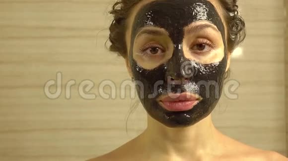 漂亮的女孩脸上戴着化妆品黑脸包4K视频视频的预览图