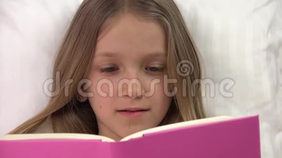 4K童脸放松阅读书睡后女孩肖像在床上休息视频的预览图