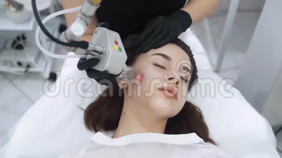 在激光面部剥离手术中将年轻女性的面部特写慢动作视频的预览图