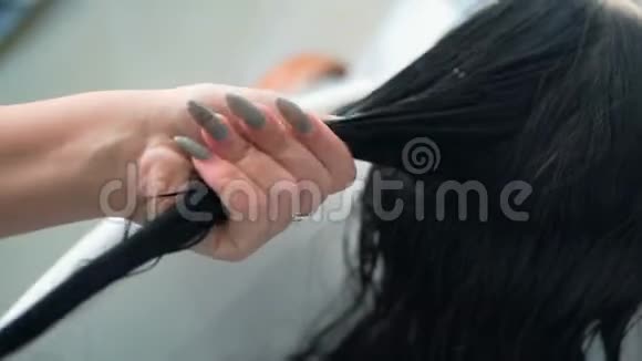 在沙龙里的白种人女人用专业的化妆师做头发处理专业洗头按摩面膜视频的预览图