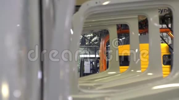 大型工业商店卡车厂场景图焊机厂家工业背景生产工厂视频的预览图