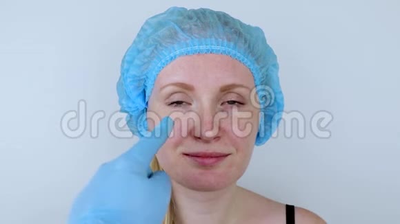 面部整形或整容整容面部矫正整形外科医生在整形手术前检查病人视频的预览图