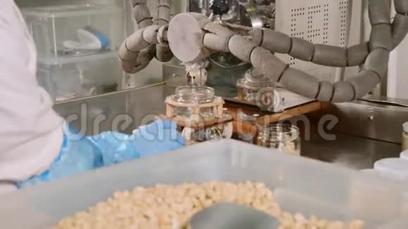 坚果黄油工厂阶段填充坚果奶油放入玻璃瓶特写视频的预览图