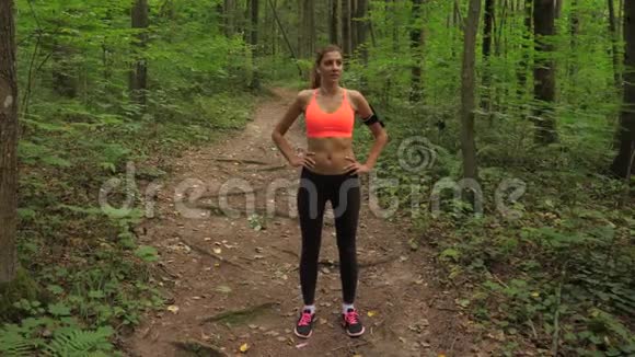 在森林赛道上慢跑后值得珍惜的运动女性经常呼吸急促视频的预览图