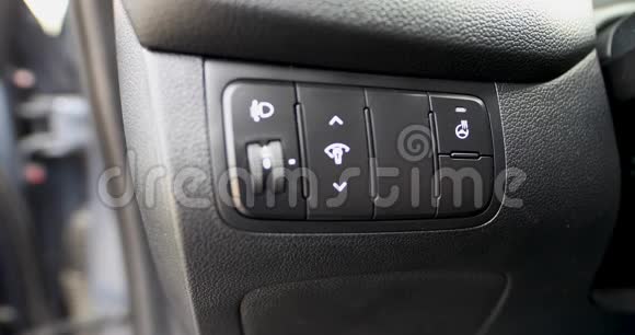 一个人的手推动汽车上加热的方向盘按钮关门视频的预览图