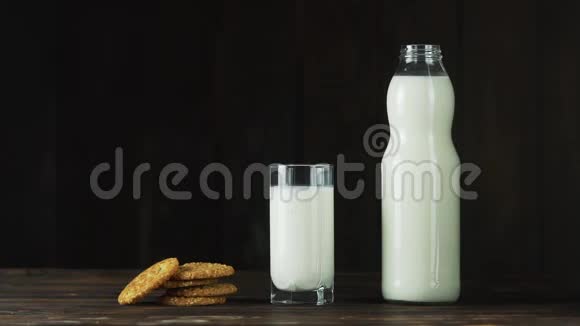 桌子上的小女孩饼干和一瓶牛奶视频的预览图