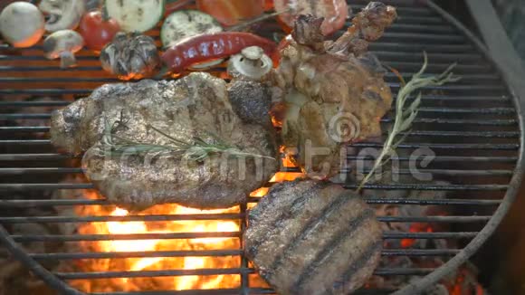 烤架上有蔬菜的肉前面有汉堡肉切骨头上有牛排排骨背景是视频的预览图