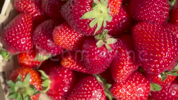 草莓放在柳条篮子里相机在鸡尾酒慢速运动中移动视频的预览图