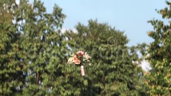 婚礼花束在空中飞舞视频的预览图