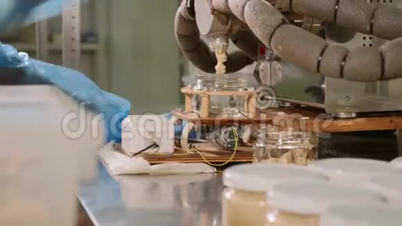 坚果黄油工厂阶段填充坚果奶油放入玻璃瓶特写视频的预览图
