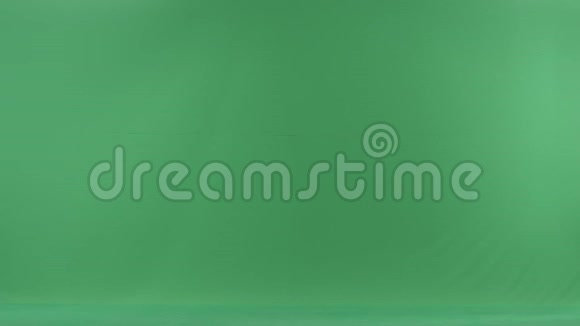 成熟的男人带着圣诞礼物走路绿色的彩色钥匙背景视频的预览图