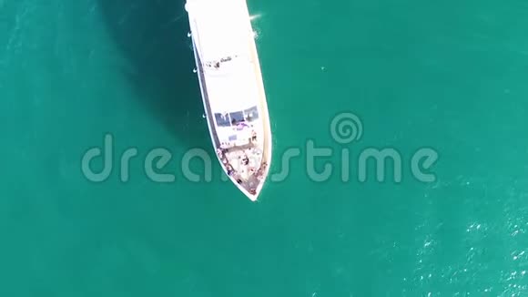 空中无人驾驶飞机鸟瞰白色美丽游艇在绿松石清澈的希腊水库存青绿色水视频的预览图