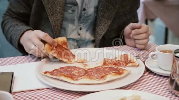 年轻的帅哥坐在意大利餐馆吃披萨饥饿的男性享受食欲的食物视频的预览图