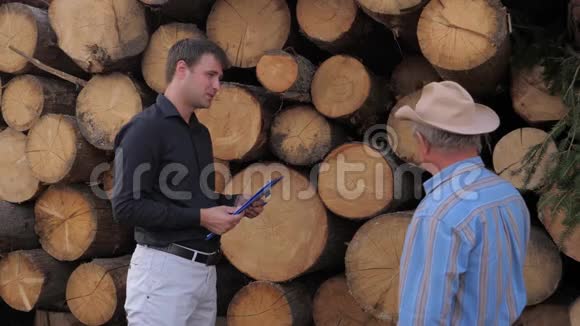 锯木厂的工人说原木的价格买家想和同意握手视频的预览图