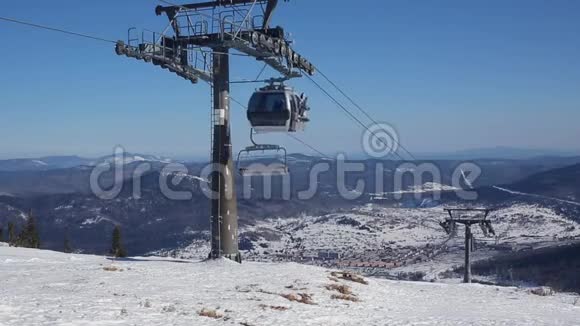 蒙多拉缆车滑雪台蓝天视频的预览图