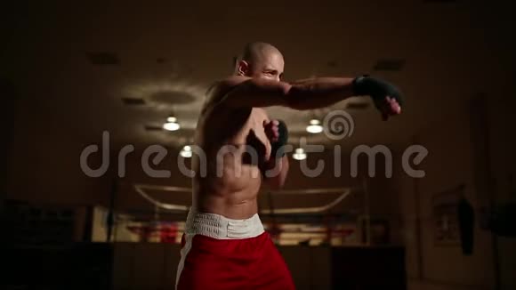 一个职业拳击手在戒指的背景下举行阴影特写视频的预览图