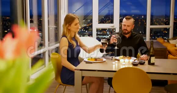 一对夫妇喝红酒和晚餐视频的预览图