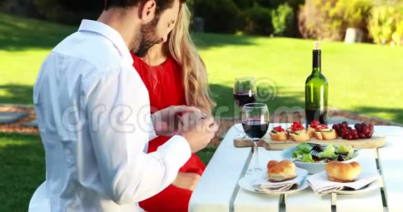 男人把订婚戒指戴在女人手上视频的预览图