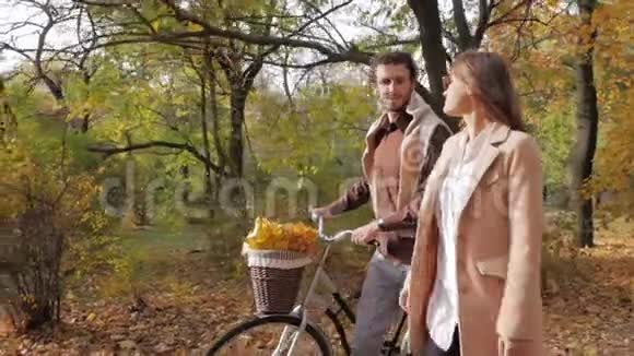 男女在秋天公园散步视频的预览图