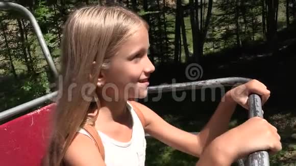 高山4k滑雪电缆铁路山区游客快乐女孩椅上提儿童视频的预览图