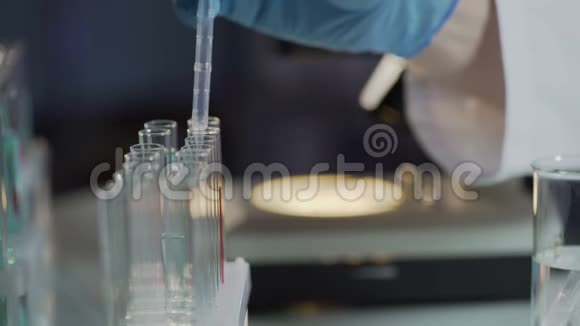 实验室助理寻找血液中的抗体检测HIV感染分析视频的预览图