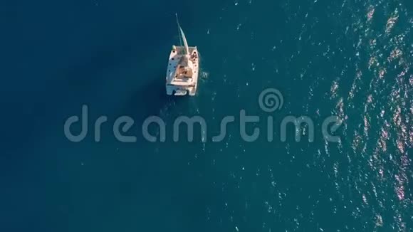 空中观景公海上的大型帆船双体帆船视频的预览图