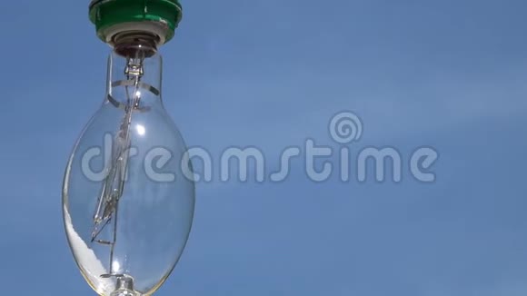 灯泡对着晴朗的蓝天替代能源资源视频的预览图