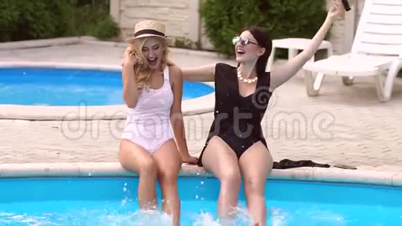 两个女朋友玩得开心在游泳池里喷水视频的预览图
