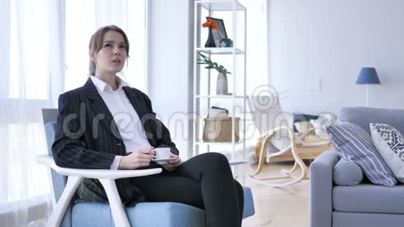 办公室里女人思考和喝咖啡视频的预览图