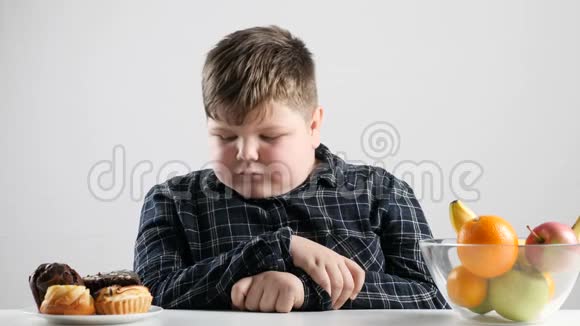 小胖男孩选择蛋糕而不是水果视频的预览图