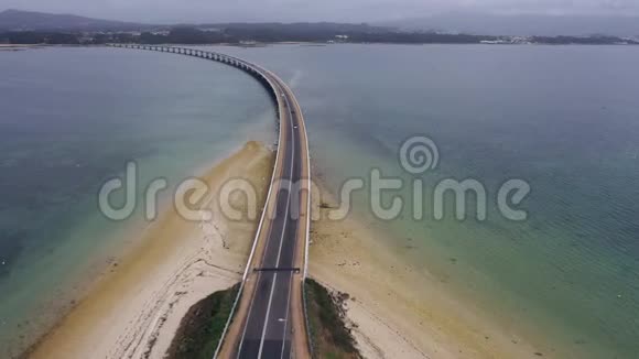 从上面俯瞰海湾的大桥视频的预览图