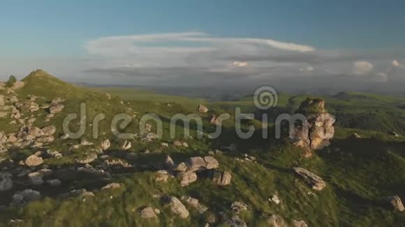 飞行在一个巨大的岩层之上站在岩石高原史诗边缘的脚下俄罗斯北高加索视频的预览图