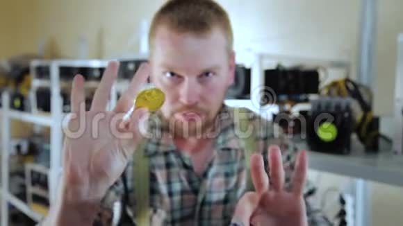 男人用比特币展示诡计视频的预览图