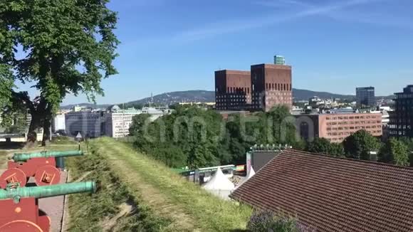 从奥斯陆市政厅的Akershus炮台和历史大炮中观看视频的预览图