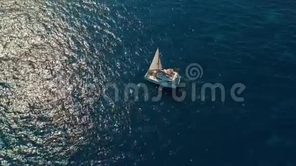 空中观景双体船经过海上相机移动更近飞越船只在日落美丽的景色视频的预览图