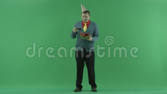 成人带生日礼物自拍绿色彩色钥匙背景视频的预览图