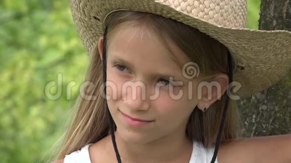 儿童脸在镜头中微笑农民女孩肖像户外在大自然4K视频的预览图