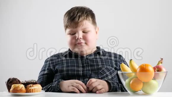 小胖男孩选择蛋糕和水果50分视频的预览图