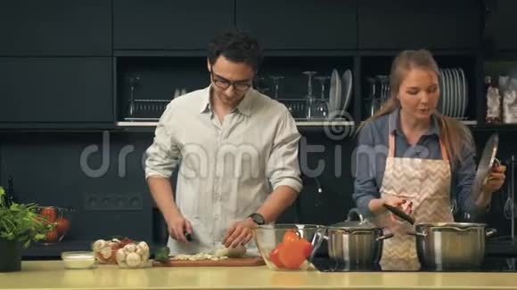 年轻夫妇在厨房做饭视频的预览图