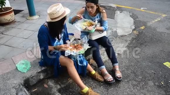 泰国妇女吃的米饭超过了马来西亚咖喱风格视频的预览图