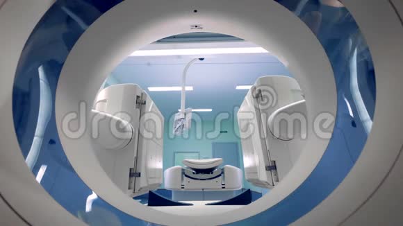 医学CT扫描仪断层扫描工作其部分移动缓慢4K视频的预览图