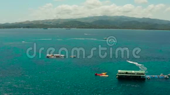 游客乘坐降落伞在海面上菲律宾长滩岛视频的预览图