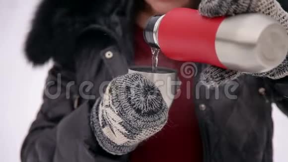 冬天孕妇用热水瓶倒茶视频的预览图