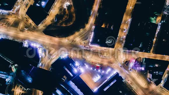 夜间钻孔机时间推移城市奥里基路汽车灯高架道路交通机钻孔机快速时间汽车运动视频的预览图